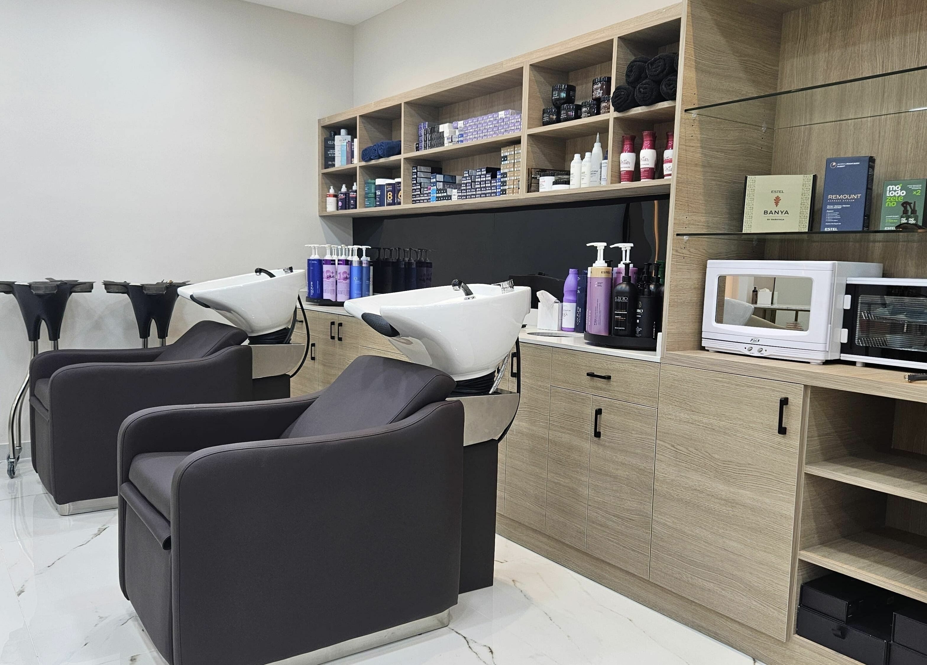 Elegant salon wash area at Barbella by Blue Tree in Dubai, Dubai, AE with modern equipment and products.