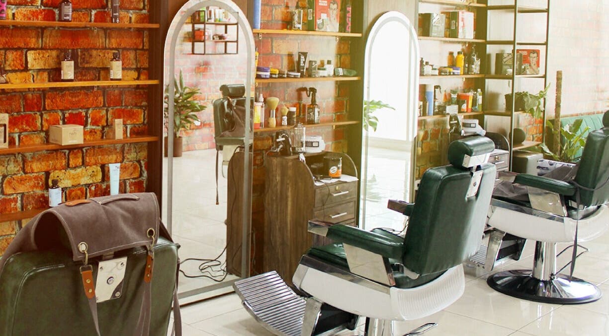 Interior moderno de Plaza Natura Garten Barberclub en Managua, Managua, NI con sillas elegantes y decoración rústica.