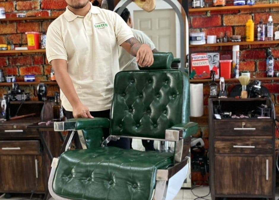 Silla de barbero en Plaza Natura Garten Barberclub, Managua, Managua, NI. Ambiente acogedor y profesional.