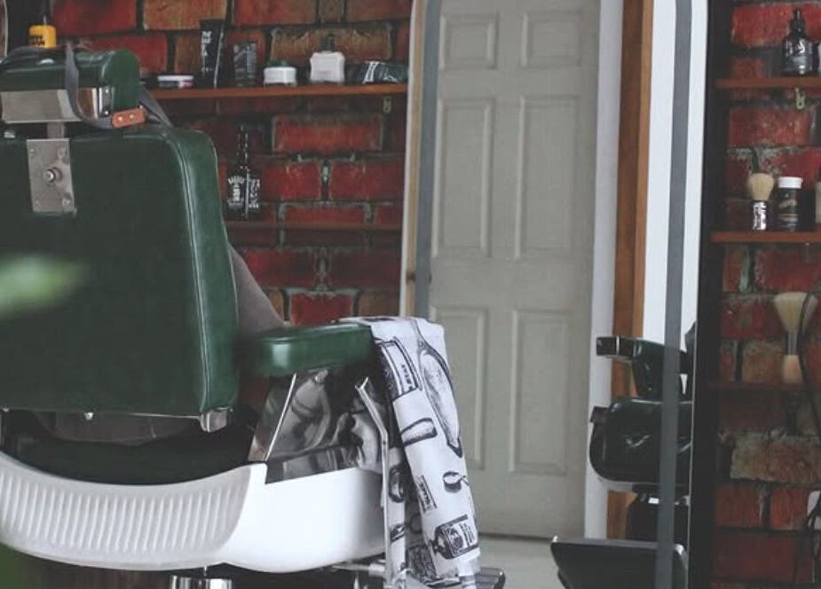 Silla de barbero en Plaza Natura Garten Barberclub, Managua, Managua, NI, ambiente rústico y elegante.