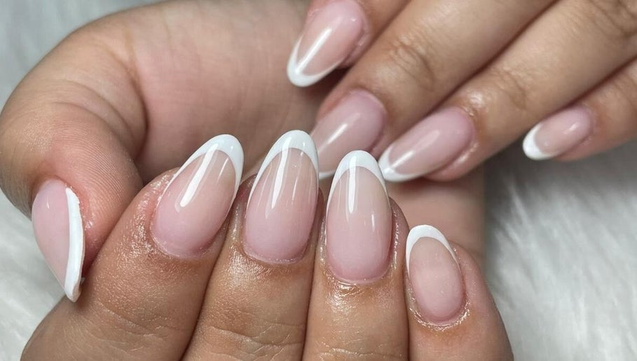 Unhas francesas bem cuidadas no Be Amazing by Bruna Almeida em Entroncamento, Santarém, PT.