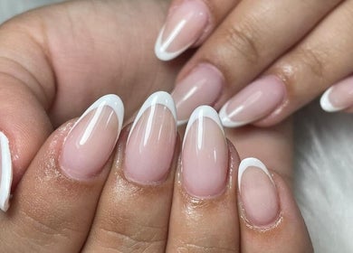 Unhas francesas bem cuidadas no Be Amazing by Bruna Almeida em Entroncamento, Santarém, PT.