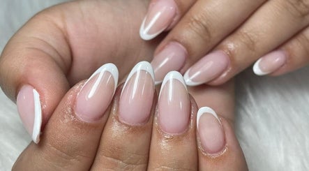 Unhas francesas bem cuidadas no Be Amazing by Bruna Almeida em Entroncamento, Santarém, PT.
