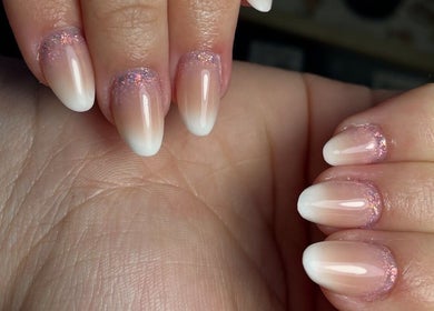 Unhas elegantes com glitter em Be Amazing by Bruna Almeida, Entroncamento, Santarém, PT.