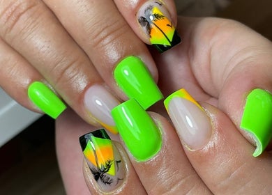 Unhas neon vibrantes na Be Amazing by Bruna Almeida, Entroncamento, Santarém, PT, destacam-se pela cor e arte exclusiva.