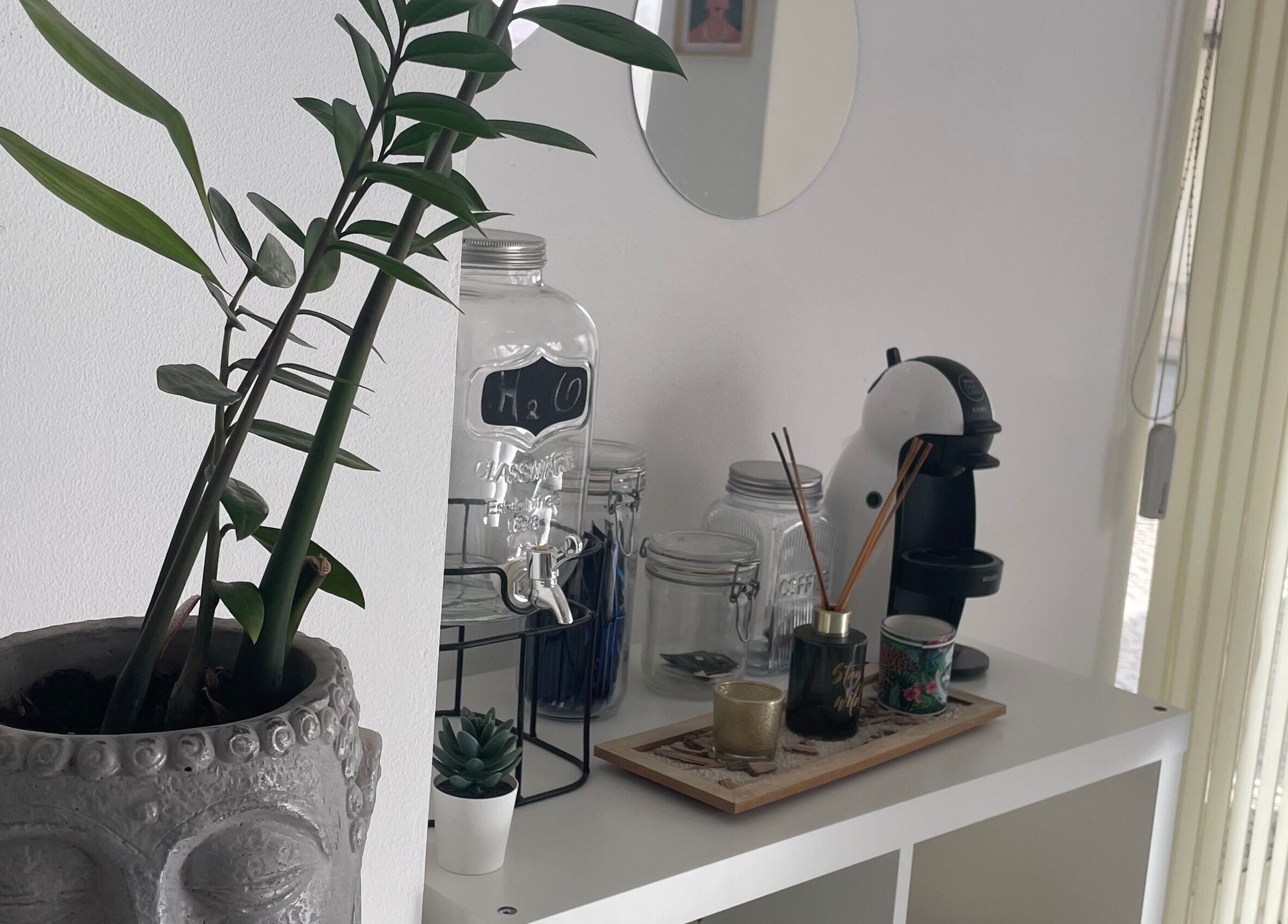 Espaço de café e relaxamento no Be Amazing by Bruna Almeida, Entroncamento, Santarém, PT.