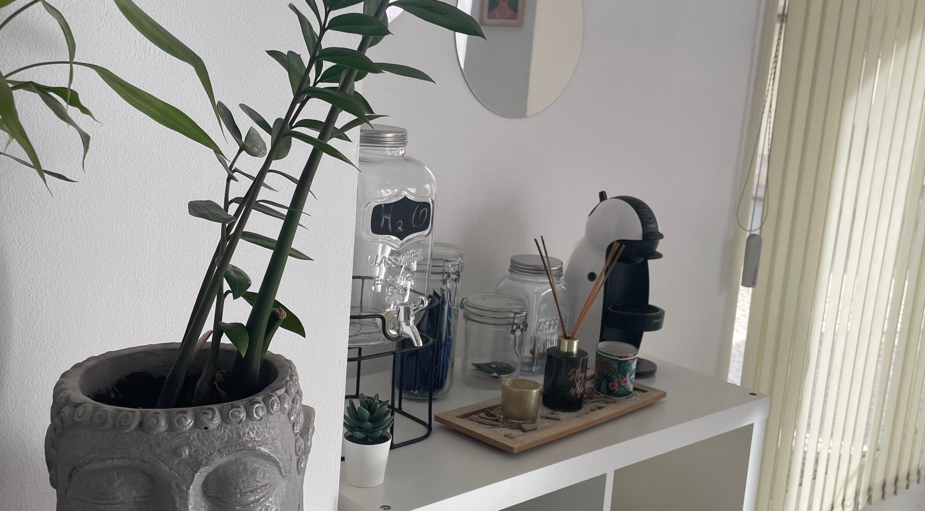 Espaço de café e relaxamento no Be Amazing by Bruna Almeida, Entroncamento, Santarém, PT.