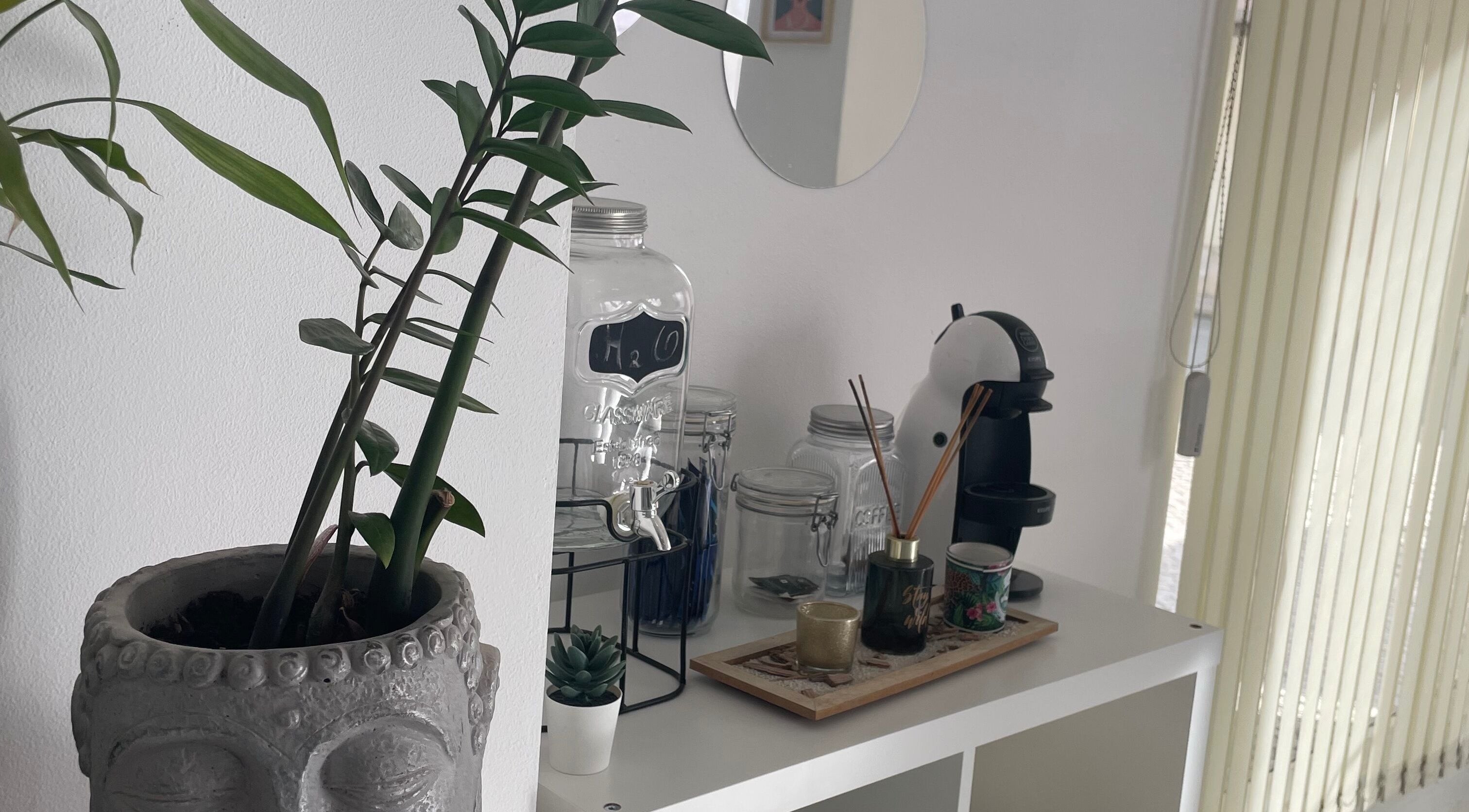 Espaço de café e relaxamento no Be Amazing by Bruna Almeida, Entroncamento, Santarém, PT.