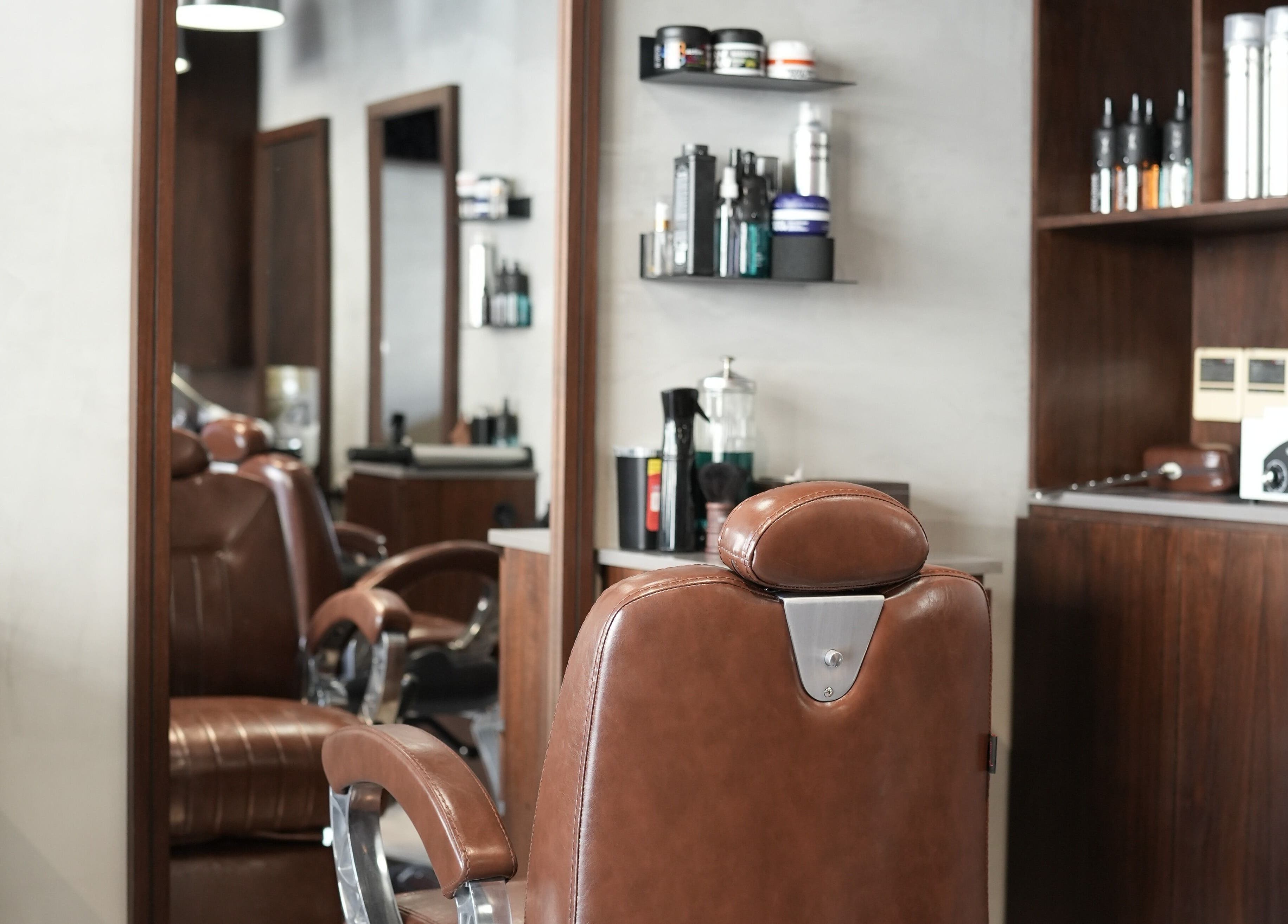 Modern barber chairs at Upgrade Barbershop JVC, دبي, دبي, AE, offering premium grooming services.