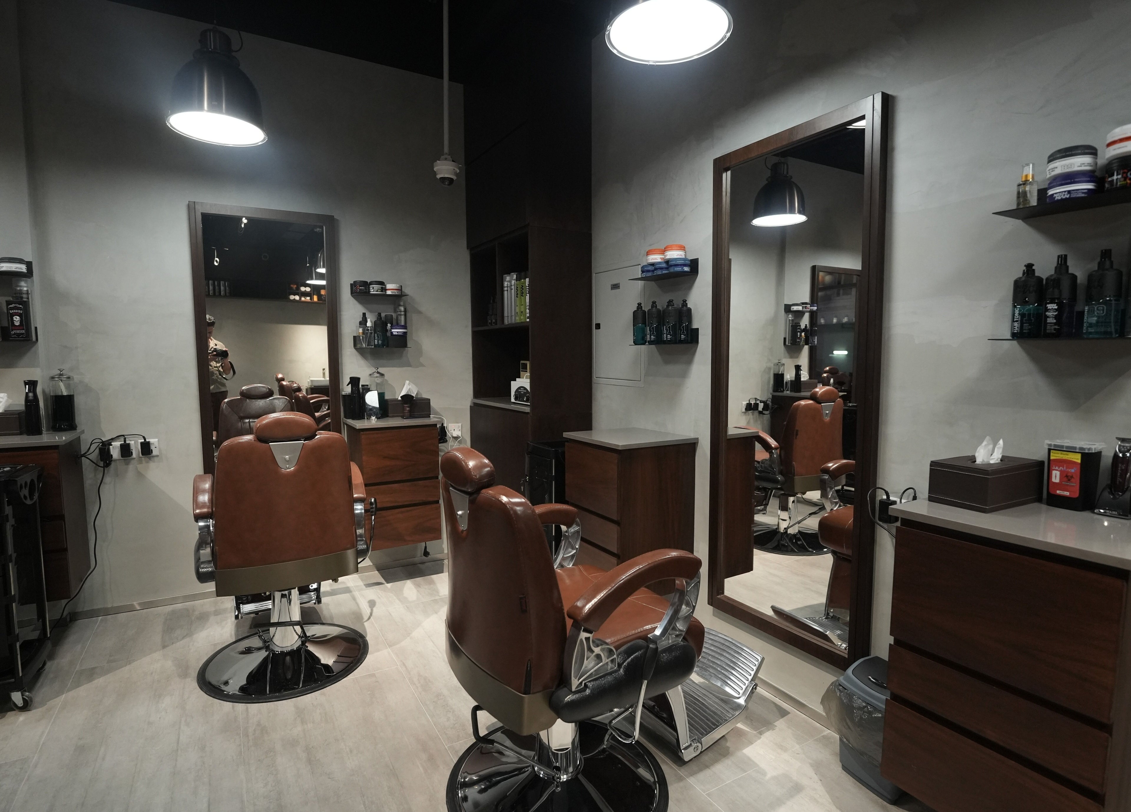 Stylish interior of Upgrade Barbershop JVC in دبي, دبي, AE with modern salon chairs and grooming stations.