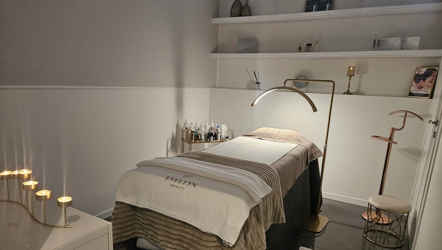 Sala trattamento accogliente presso Evellyn Beauty, Lugano, Ticino, CH, con lettino massaggi e illuminazione soffusa.