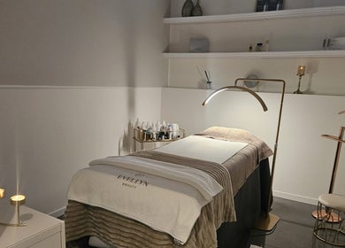 Sala trattamento accogliente presso Evellyn Beauty, Lugano, Ticino, CH, con lettino massaggi e illuminazione soffusa.