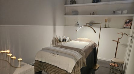 Sala trattamento accogliente presso Evellyn Beauty, Lugano, Ticino, CH, con lettino massaggi e illuminazione soffusa.