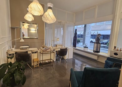 Elegante interno di Evellyn Beauty a Lugano, Ticino, CH con arredi sofisticati e illuminazione soffusa.