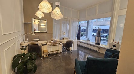 Elegante interno di Evellyn Beauty a Lugano, Ticino, CH con arredi sofisticati e illuminazione soffusa.