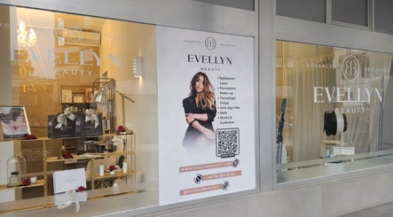 Vetrina di Evellyn Beauty, Lugano, Ticino, CH. Elegante esposizione di prodotti di bellezza.