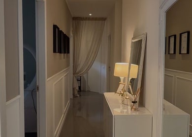 Corridoio accogliente di Evellyn Beauty a Lugano, Ticino, CH, decorato con specchi e illuminazione calda.