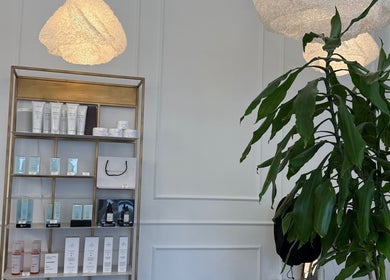 Interno elegante di Evellyn Beauty a Lugano, Ticino, CH con prodotti cosmetici e decorazione verde.