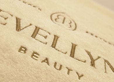 Logo Evellyn Beauty ricamato su asciugamano di lusso a Lugano, Ticino, CH.