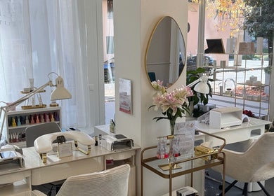 Sala accogliente di Evellyn Beauty a Lugano, Ticino, CH con postazioni per trattamenti di bellezza.
