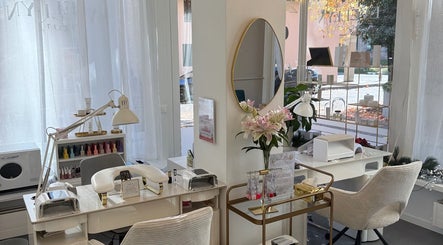 Sala accogliente di Evellyn Beauty a Lugano, Ticino, CH con postazioni per trattamenti di bellezza.