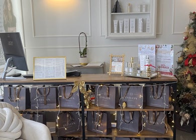 Reception raffinata di Evellyn Beauty a Lugano, Ticino, CH, decorata con dettagli festivi e prodotti di bellezza.