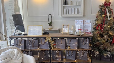 Reception raffinata di Evellyn Beauty a Lugano, Ticino, CH, decorata con dettagli festivi e prodotti di bellezza.