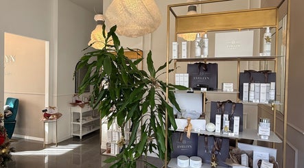 Interni eleganti di Evellyn Beauty a Lugano, Ticino, CH con scaffali dorati e prodotti di bellezza esposti.