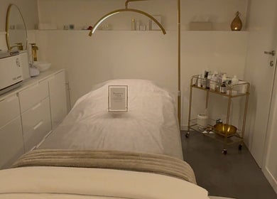 Sala trattamenti Evellyn Beauty a Lugano, Ticino, CH con letto e strumenti di bellezza.