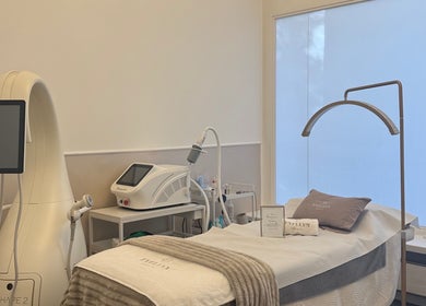 Sala trattamento Evellyn Beauty a Lugano, Ticino, CH. Macchinari moderni e atmosfera calma.