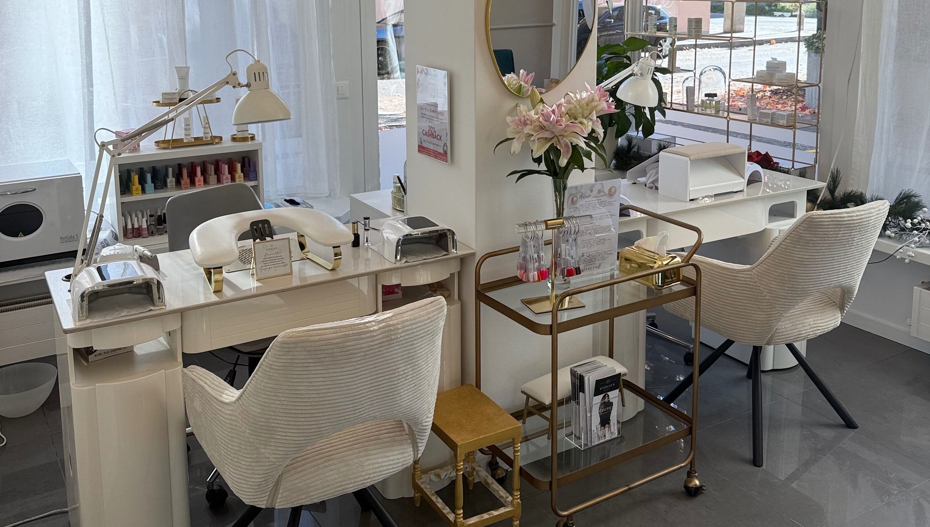 Sala manicure di Evellyn Beauty a Lugano, Ticino, CH con arredi eleganti e moderni.