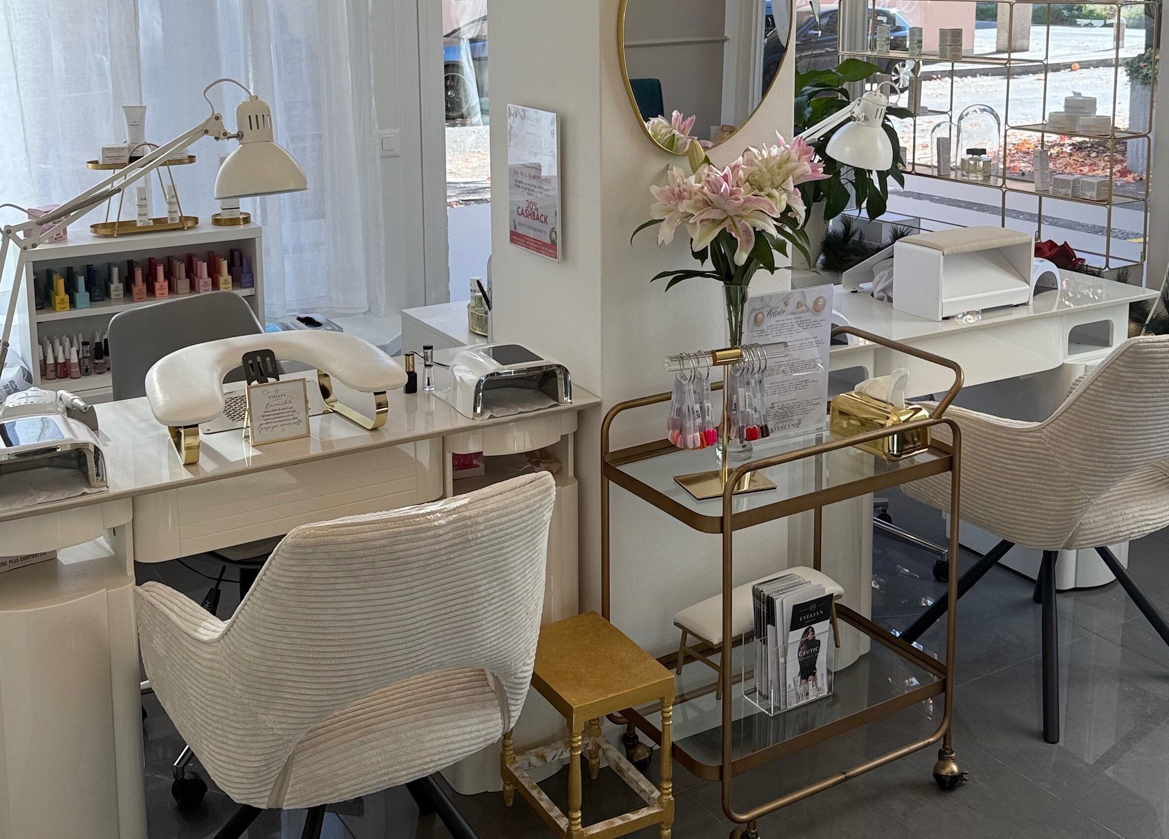 Sala manicure di Evellyn Beauty a Lugano, Ticino, CH con arredi eleganti e moderni.