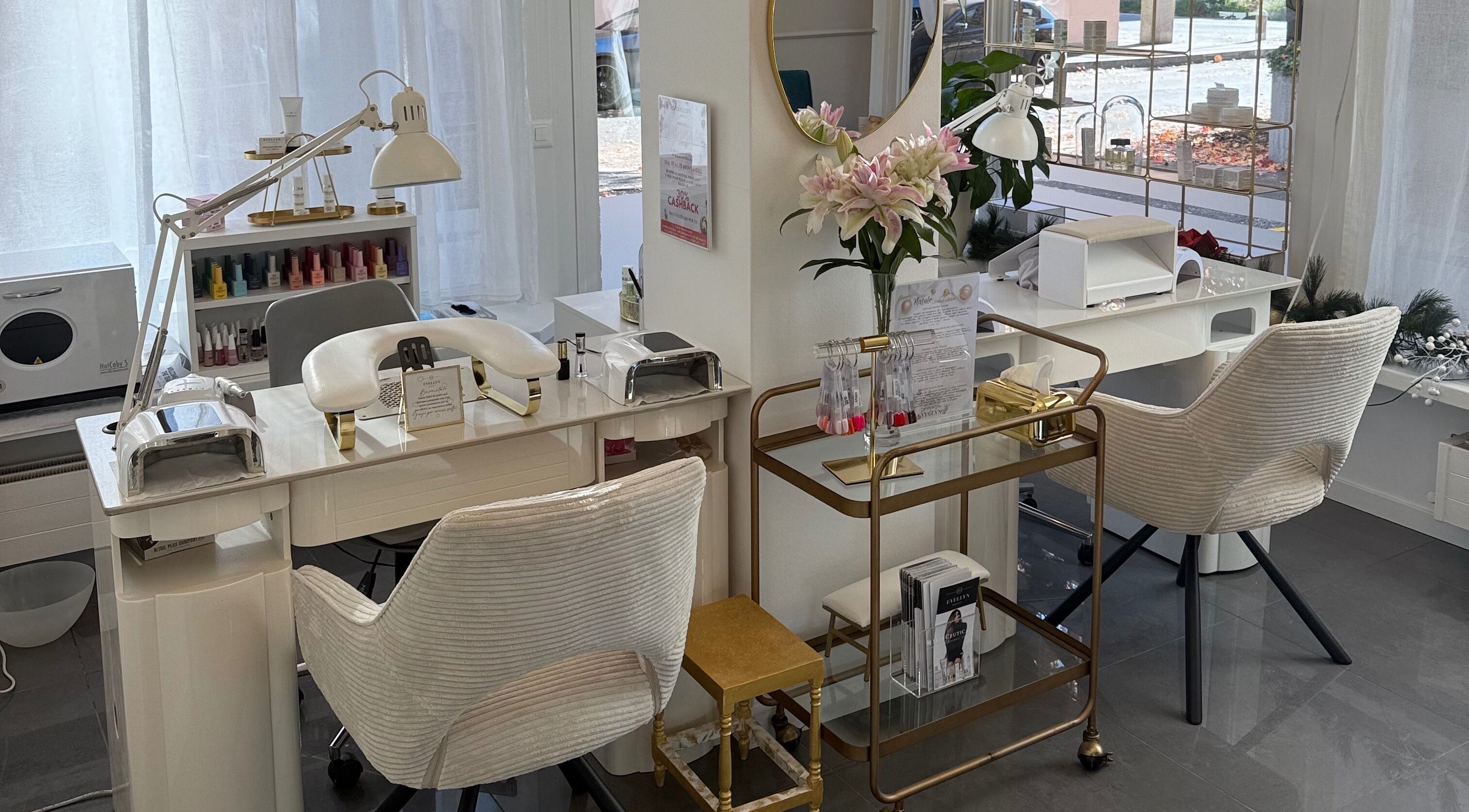 Sala manicure di Evellyn Beauty a Lugano, Ticino, CH con arredi eleganti e moderni.