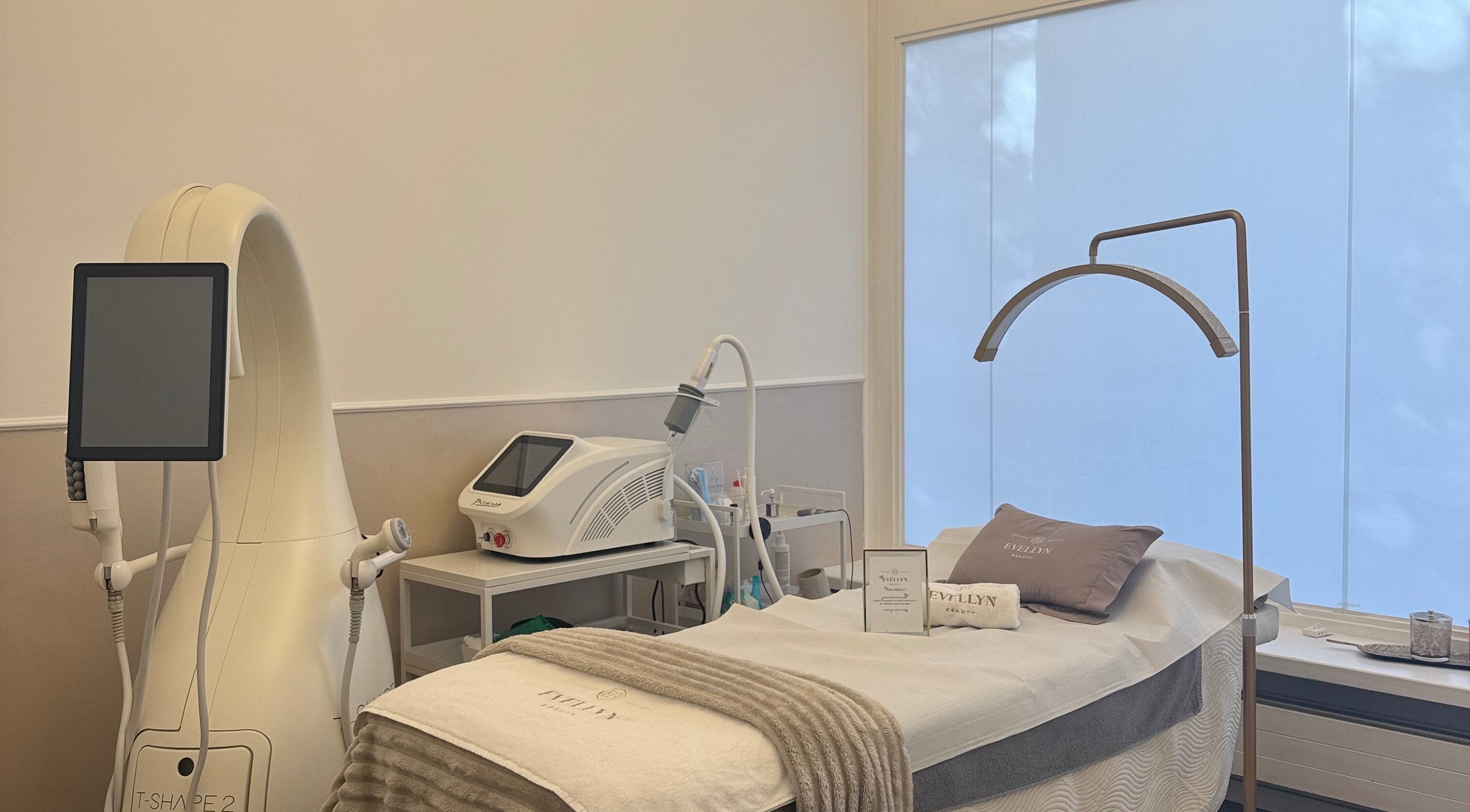 Sala trattamento moderna presso Evellyn Beauty, Lugano, Ticino, CH, con attrezzature all'avanguardia.