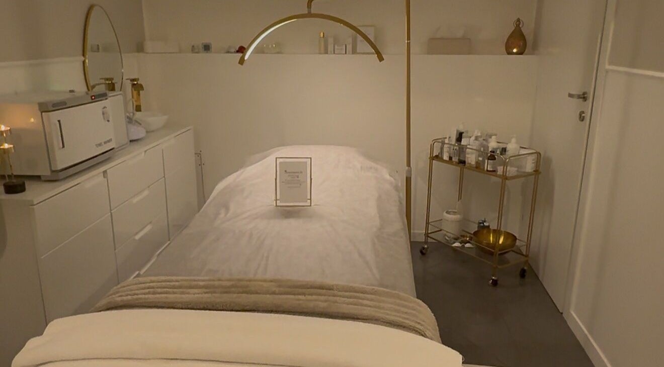 Sala trattamento Evellyn Beauty a Lugano, Ticino, CH con lettino massaggio e arredi eleganti.