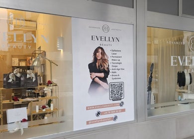 Vetrina moderna di Evellyn Beauty a Lugano, Ticino, CH con poster promozionale.