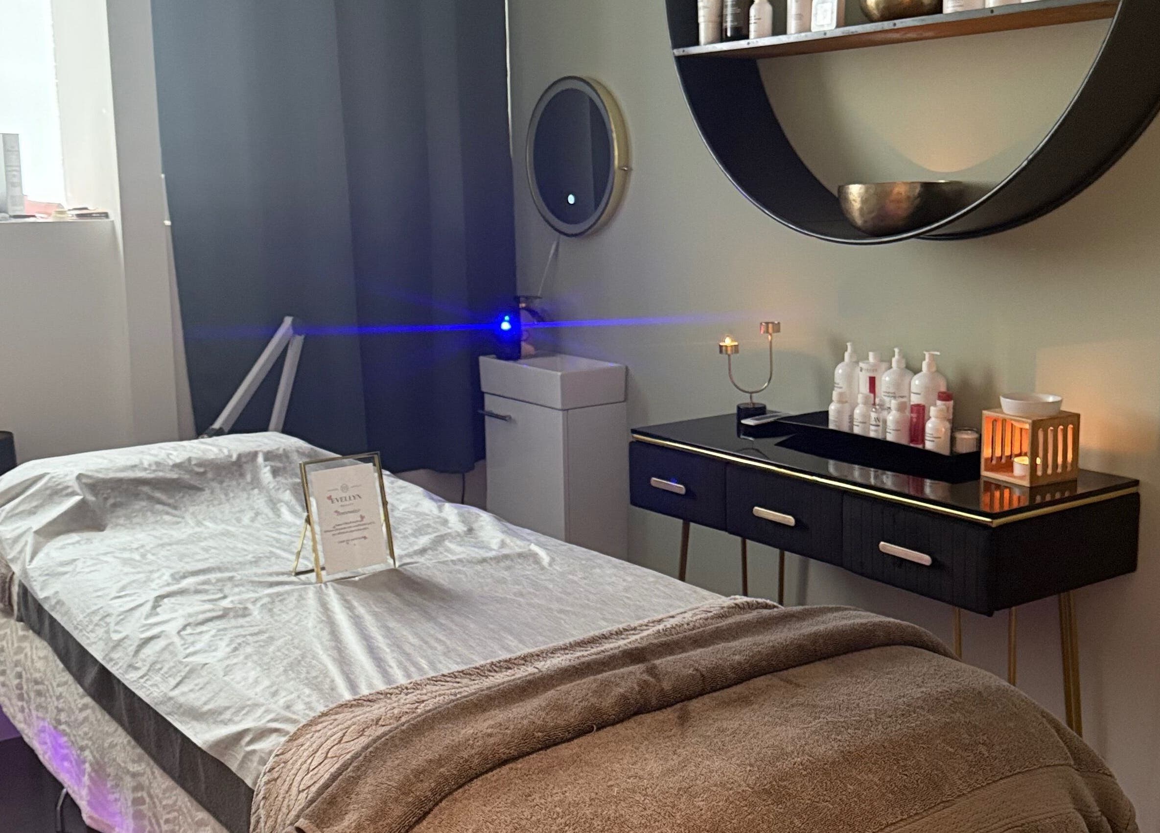 Sala estetica Evellyn Beauty a Lugano Ticino CH con lettino e prodotti benessere.