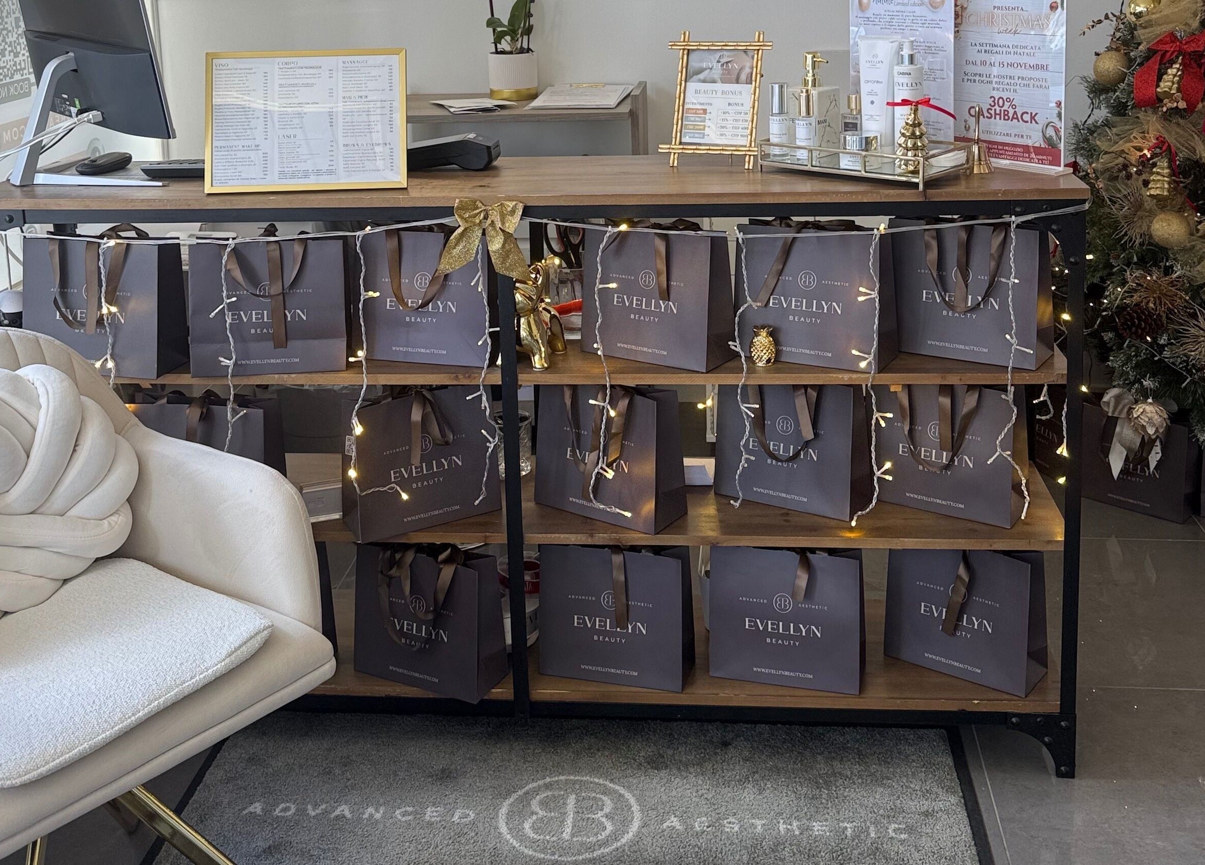 Interno raffinato di Evellyn Beauty a Lugano, Ticino, CH con borse regalo eleganti e decorazioni natalizie.
