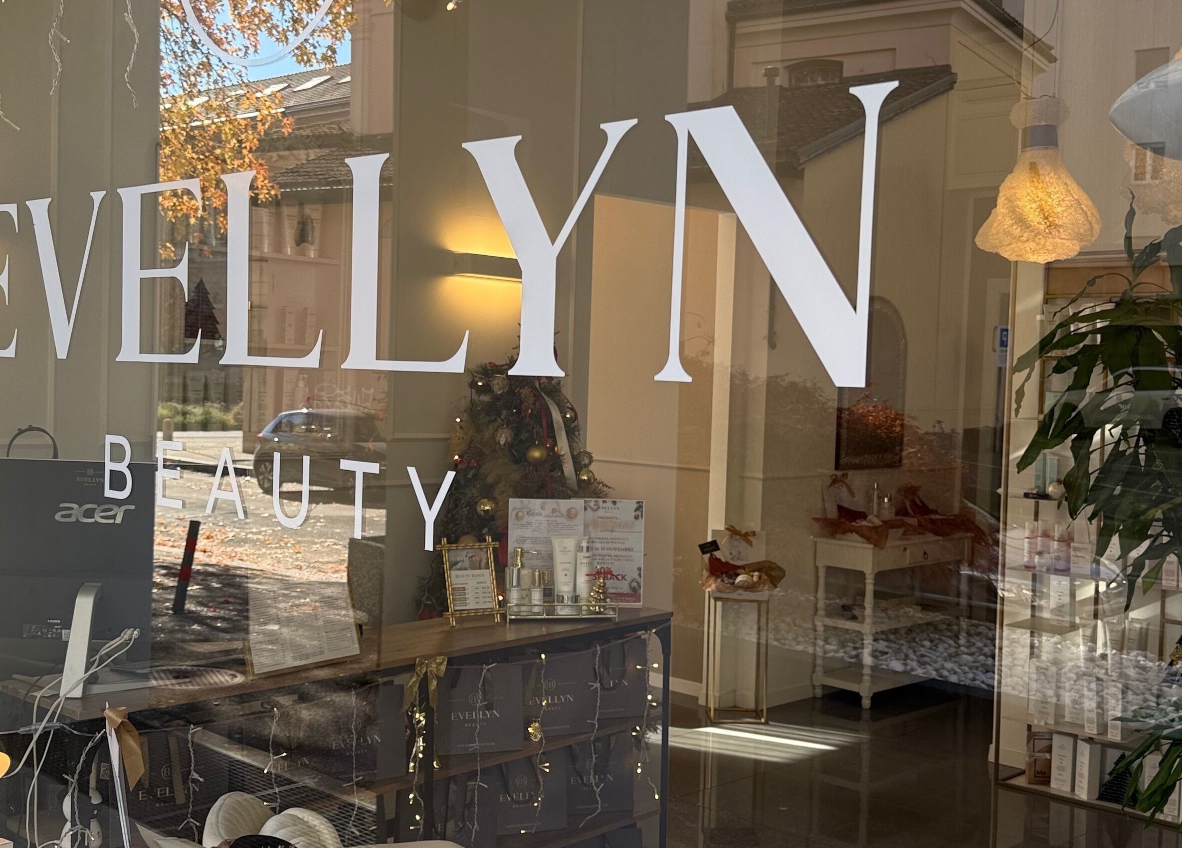 Vetrina di Evellyn Beauty a Lugano, Ticino, CH, con decorazioni e prodotti esposti.