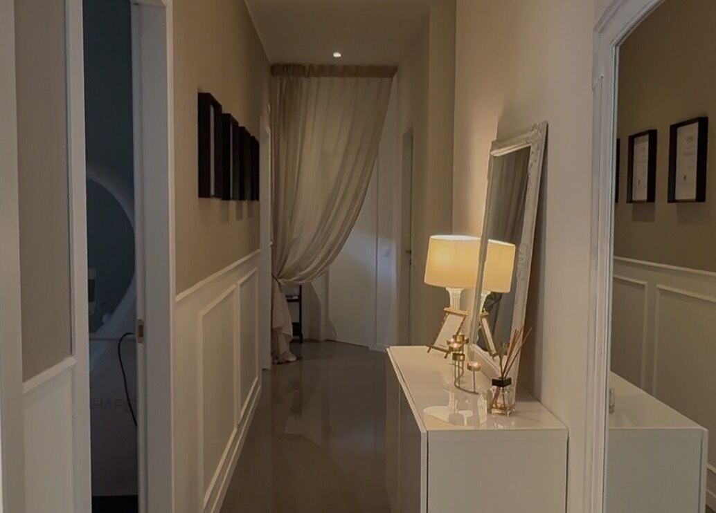 Corridoio elegante di Evellyn Beauty a Lugano, Ticino, CH con lampada e decorazioni sofisticate.