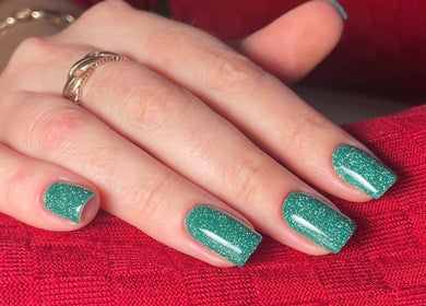 Sparkling green nails at Anna Solska Studio, Hoofddorp, Noord-holland, NL.