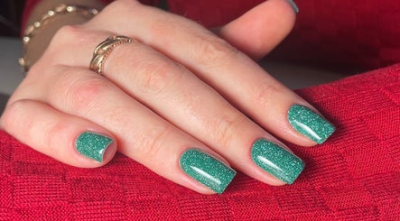 Sparkling green nails at Anna Solska Studio, Hoofddorp, Noord-holland, NL.