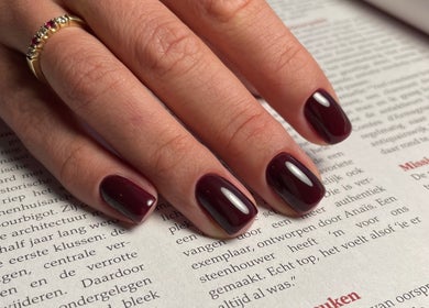 Elegant deep red manicure at Anna Solska Studio, Hoofddorp, Noord-holland, NL.