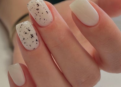 Stylish speckled nail art by Anna Solska Studio, Hoofddorp, Noord-holland, NL.