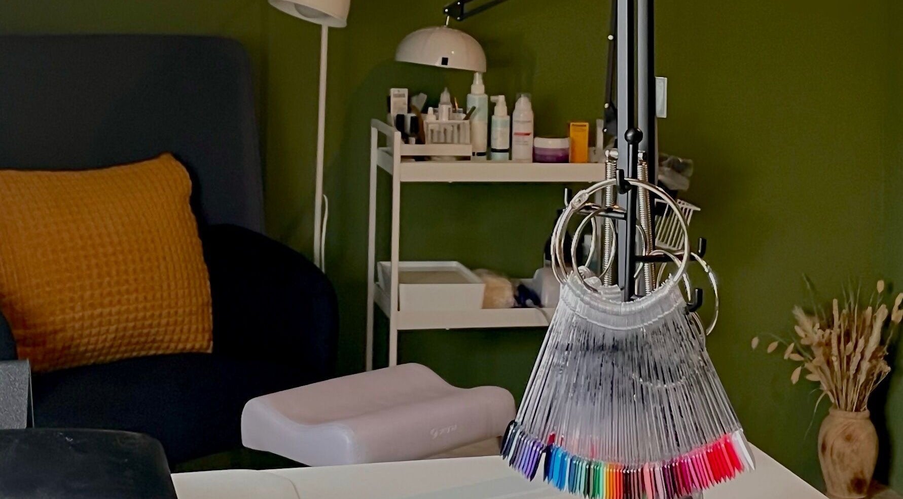 Modern nail service setup at Anna Solska Studio, Hoofddorp, Noord-Holland, NL with vibrant colors and comfy seating.