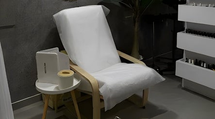 Relaxing treatment chair at Fylla Beauty Lounge, Al Ain, Abu Dhabi, AE, offers a serene beauty experience.