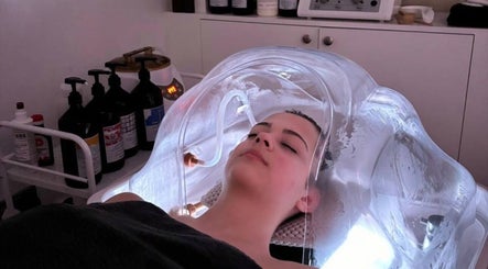 Revitalizing oxygen facial at Art&Beauty, London, England, GB. Experience relaxation and rejuvenation.
