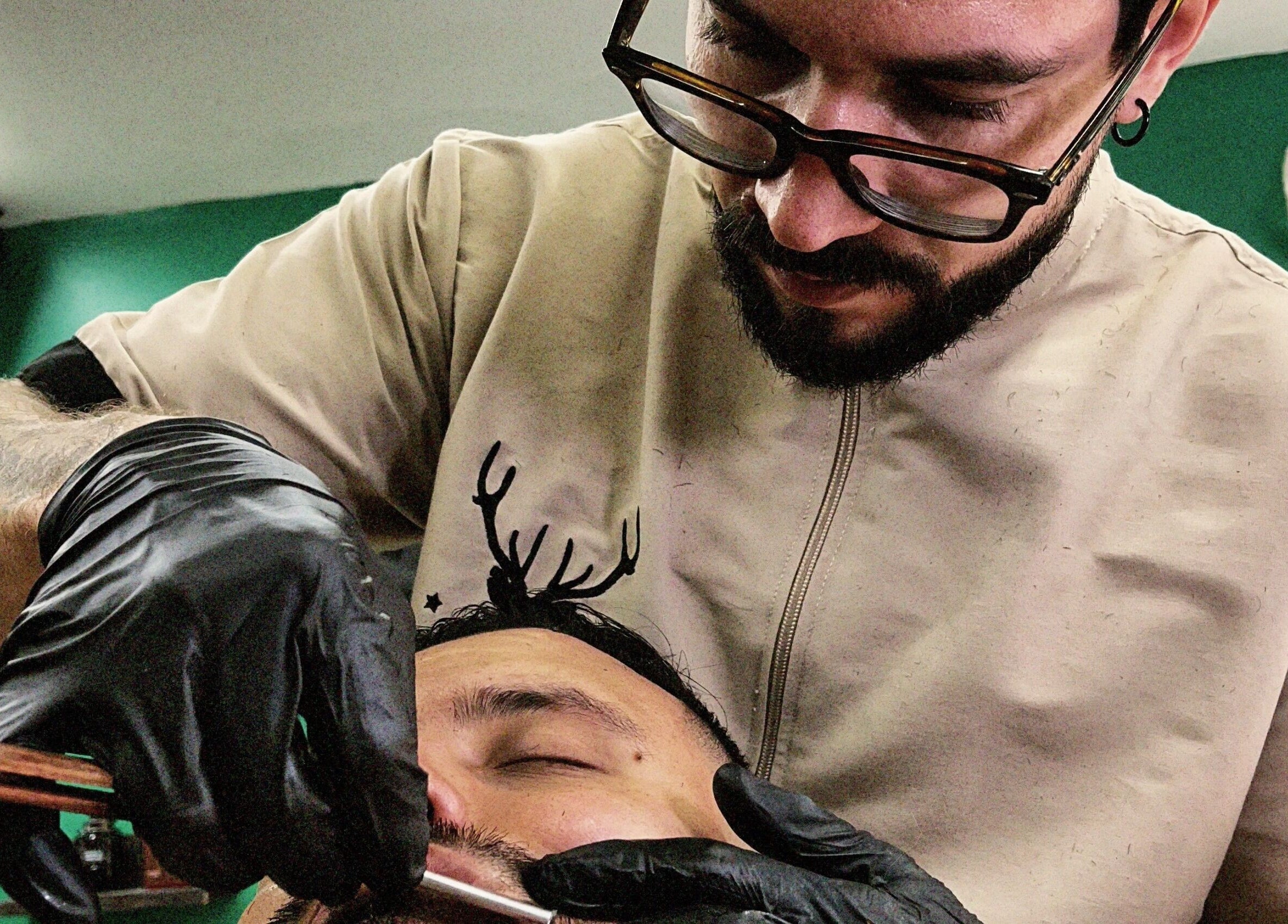 Barbero de Leñador Barber en MANIZALES, Caldas, CO realizando un corte de barba con atención al detalle.