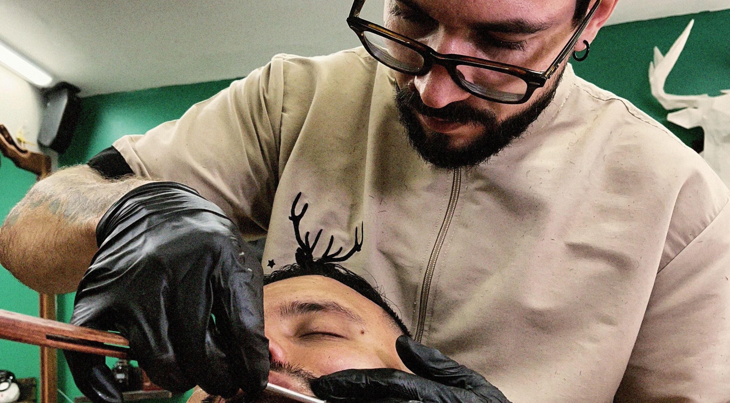 Barbero de Leñador Barber en MANIZALES, Caldas, CO realizando un corte de barba con atención al detalle.