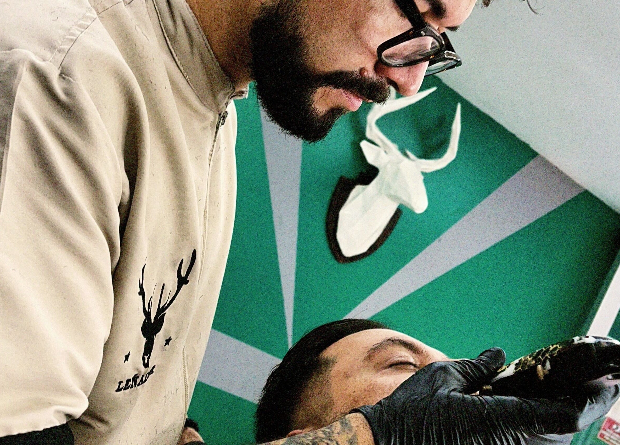 Barbero en Leñador Barber, MANIZALES, Caldas, CO, atiende a un cliente con precisión.